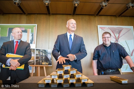 Bundesbank-Vorstand zeigt Goldbarren